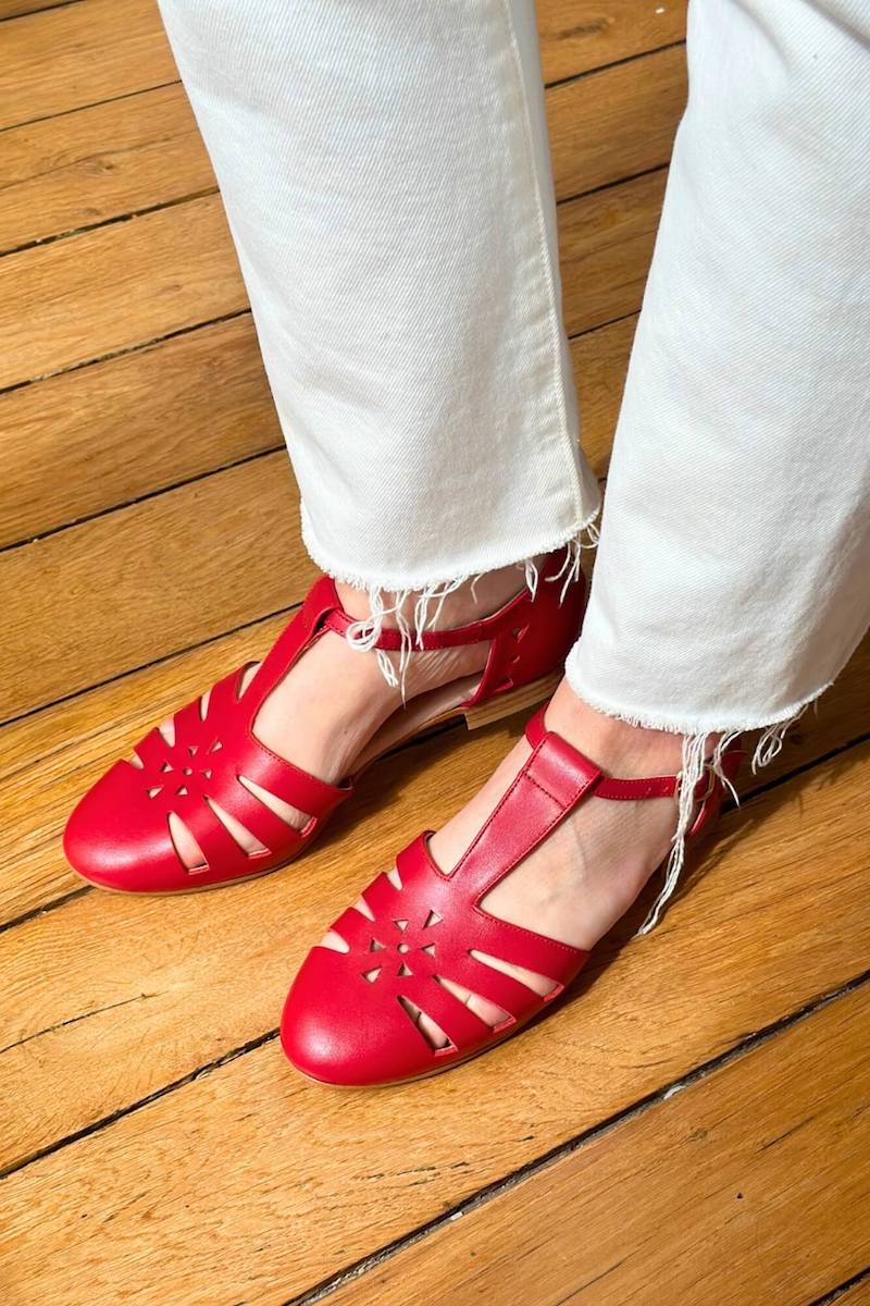Chaussures Swing Sandales Rouges Pantalon Blanc