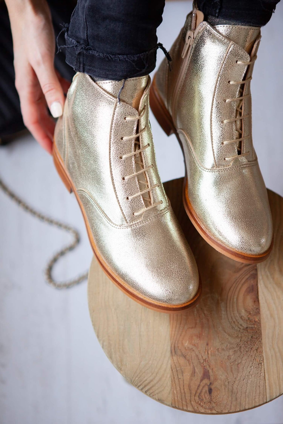 Bottines dorées vegan portées