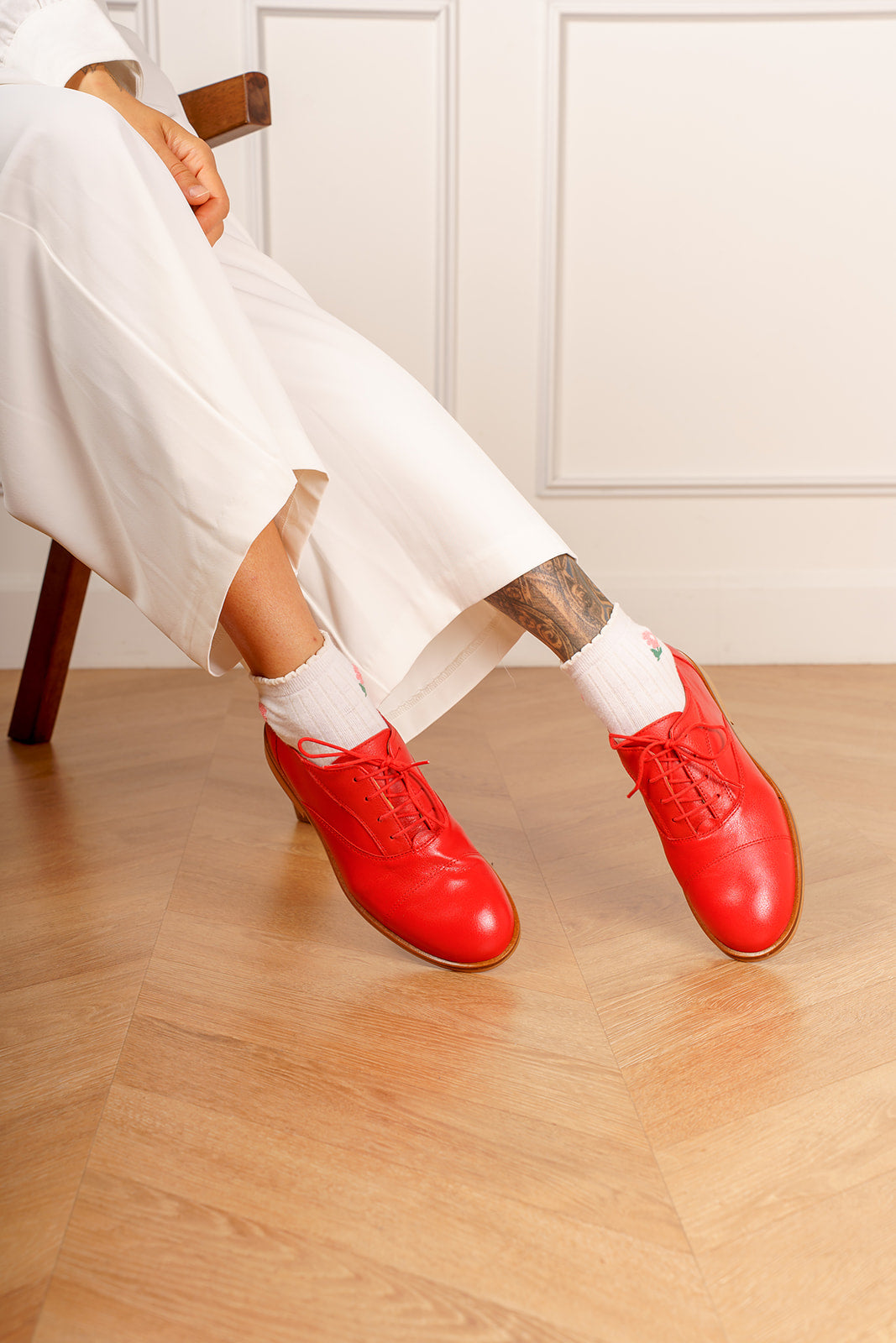 Chaussures de swing rouges portées