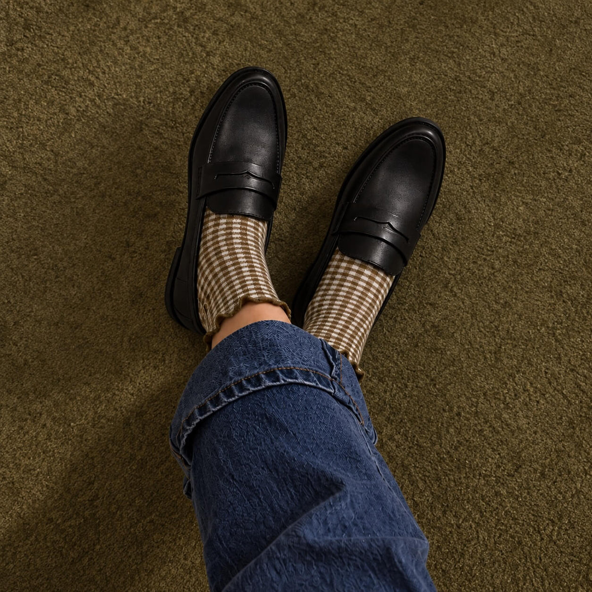Fille portant des mocassins noirs Swivells