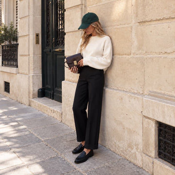 Mocassins en cuir noir portés